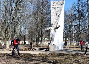 Субботник в Сквере Космонавтов