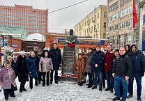 Тульские коммунисты и комсомольцы возложили цветы к памятнику В.А. Стародубцеву