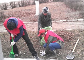 В городе Алексине коммунисты привели в порядок сквер и памятник В.И. Ленину. В городе Алексине коммунисты привели в порядок сквер и памятник В.И. Ленину.
