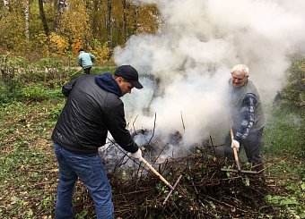 Тульские коммунисты продолжают проводить субботники в ознаменование столетия Великого Октября.