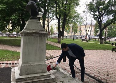 Цветы – основоположнику современного русского языка
