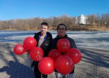 Богородицкие комсомольцы поздравили местных девушек и женщин с праздником 8 марта