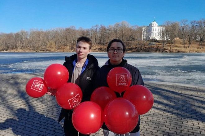 Богородицкие комсомольцы поздравили местных девушек и женщин с праздником 8 марта
