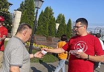 Алексей Лебедев возглавляет рейды КПРФ по раздаче партийных газет в Туле Алексей Лебедев возглавляет рейды КПРФ по раздаче партийных газет в Туле