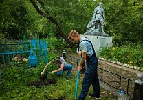 Кимовские коммунисты провели акцию "Сирень Победы " высадив саженцы на братских захоронениях деревни Александровка и Гранки в честь Дня памяти и скорби