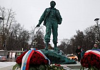 В Москве открыли памятник Фиделю Кастро В Москве открыли памятник Фиделю Кастро