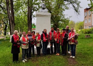 В Тульской области коммунисты в День рождения Карла Маркса возложили цветы к памятнику великого философа