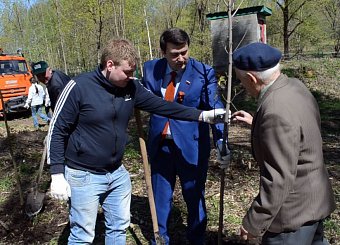 Первый секретарь Тульского обкома КПРФ Олег Лебедев вместе с ветеранами Великой Отечественной войны посадил алею в Центральном парке города-героя Тулы.