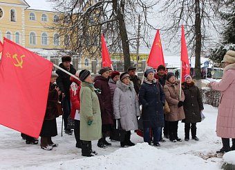 Коммунисты Тульской области несут цветы  к памятникам В.И. Ленину