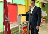 Первый секретарь Тульского обкома КПРФ Алексей Лебедев контролировал ход голосования Первый секретарь Тульского обкома КПРФ Алексей Лебедев контролировал ход голосования