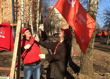 День космонавтики Тульский обком КПРФ  отметили ударным субботником под советскую музыку на улице имени Юрия Гагарина.
