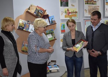В Международный день дарения книг тульские коммунисты присоединились к акции «Пополни сельскую библиотеку!»