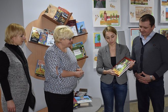 В Международный день дарения книг тульские коммунисты присоединились к акции «Пополни сельскую библиотеку!»