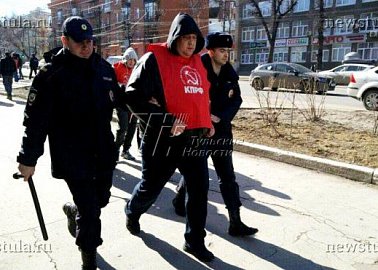 Провокация в Туле. На шествие Навального пришли провокаторы с символикой КПРФ.