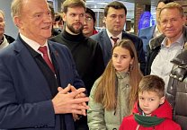 Г.А. Зюганов: "За нашу Победу!". Лидер КПРФ наградил пчеловодов – участников СВО Г.А. Зюганов: "За нашу Победу!". Лидер КПРФ наградил пчеловодов – участников СВО