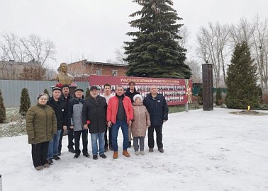 Новомосковские коммунисты в День рождения И.В. Сталина возложили цветы к памятнику великого генералиссимуса 