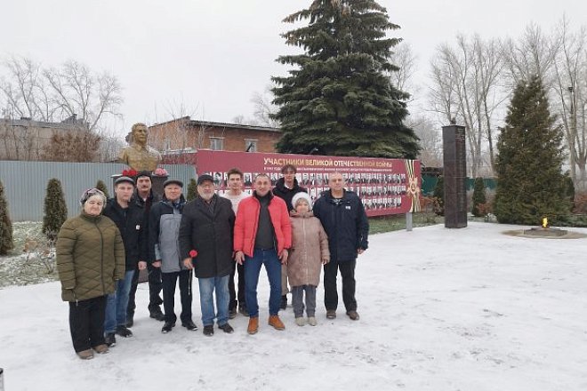 Новомосковские коммунисты в День рождения И.В. Сталина возложили цветы к памятнику великого генералиссимуса 