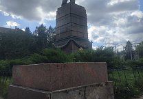 Памятник Ленину в центре Ясногорска разрушается на глазах