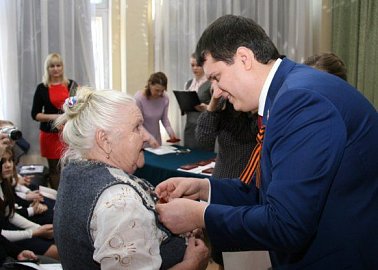 Секретарь Тульского обкома партии Алексей Лебедев вручил ветеранам государственные юбилейные медали к 70-летию Великой Победы. 