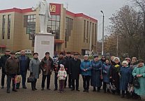 Массовые возложения цветов к памятникам Владимиру Ленину прошли в Туле и во всех районах области