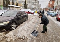 Первый секретарь Пролетарского РК КПРФ Евгений Жеков принял участие в «снежном субботнике»