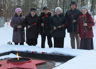 В Заокском возложили цветы  к памятнику защитникам Отечества