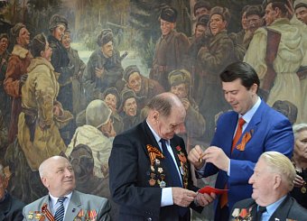 Первый секретарь Тульского обкома КПРФ Олег Лебедев поздравил в обкоме партии ветеранов Великой Отечественной войны.