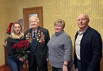 Тульские коммунисты поздравили ветерана партии, участника Парада на Красной площади 7 ноября 1941 года, почетного гражданина Тульской области А.И. Тимофеева Тульские коммунисты поздравили ветерана партии, участника Парада на Красной площади 7 ноября 1941 года, почетного гражданина Тульской области А.И. Тимофеева