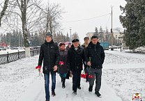 Коммунисты Донского возложили цветы к Центральной братской могиле ко Дню неизвестного солдата Коммунисты Донского возложили цветы к Центральной братской могиле ко Дню неизвестного солдата
