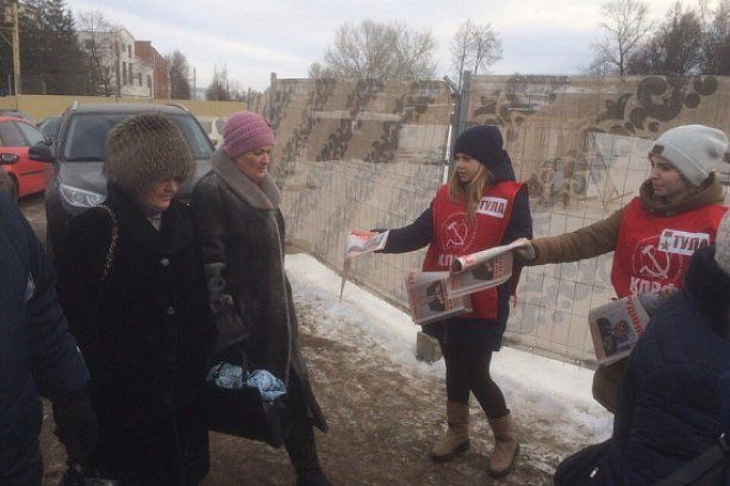 Слово правды в каждый дом! Молодые коммунисты распространяют газеты и листовки о Павле Грудинине! 