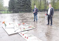 Алексинские депутаты-коммунисты сегодня приняли участие в возложении цветов к могилам и памятным мемориалам нашим героям