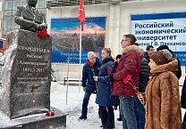 Тульские коммунисты и комсомольцы возложили цветы к памятнику В.А. Стародубцеву