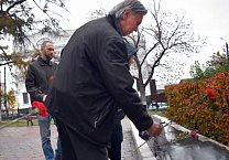 В память защитников Дома Советов в тульском Сквере Коммунаров прошло возложение цветов к стеле Павшим за Советскую власть