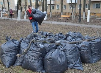 Тульские коммунисты в честь Дня космонавтики провели субботник в сквере Пионеров освоения космоса.