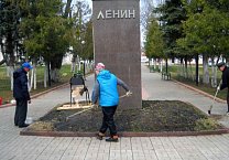 Веневские коммунисты привели в порядок памятник Ленину