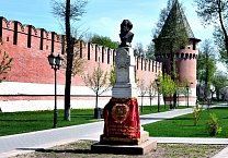 Тульские коммунисты возложили цветы к памятнику Карлу Марксу