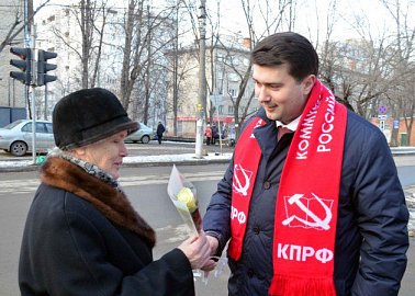 Лидер тульских коммунистов Олег Лебедев вместе с молодыми коммунистами на улицах Тулы в канун праздника дарили женщинам цветы.