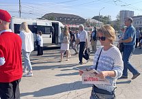 Коммунисты продолжают раздавать партийные газеты