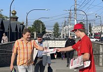 Коммунисты продолжают раздавать партийные газеты