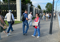 Тульские коммунисты раздают партийную печать на проходных тульских предприятий