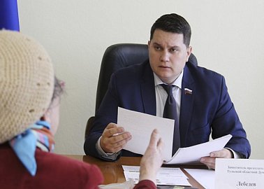 Депутат-коммунист Алексей Лебедев помог пешеходам
