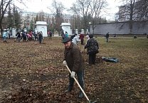 Новомосковские коммунисты вышли на субботник Новомосковские коммунисты вышли на субботник