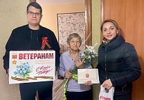 Депутаты фракции КПРФ в Тульской областной Думе Алексей Лебедев и Светлана Белоус поздравили ветеранов с Днем Победы и вручили им подарки