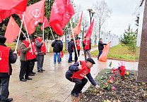 Тульские коммунисты по всему региону провели возложения цветов к памятникам В.И. Ленина