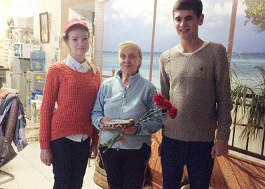 Тульские коммунисты поздравили ветеранов с Днем пожилого человека.