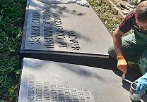Коммунисты Красивомечья приводят в порядок монументы памяти павших за Советскую власть