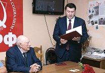 Олег Лебедев передал награду Минсельхоза РФ старейшему аграрию страны, руководителю народного предприятия «Красный Октябрь» Ю.М. Иванову Олег Лебедев передал награду Минсельхоза РФ старейшему аграрию страны, руководителю народного предприятия «Красный Октябрь» Ю.М. Иванову