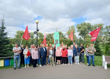 Новомосковские коммунисты провели акцию, посвященную 80-й годовщине Победы во Второй Мировой войне над фашисткой Германией и милитаристской Японией