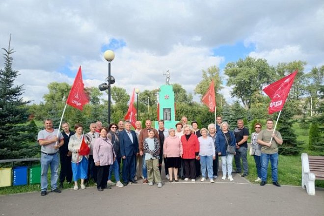 Новомосковские коммунисты провели акцию, посвященную 80-й годовщине Победы во Второй Мировой войне над фашисткой Германией и милитаристской Японией