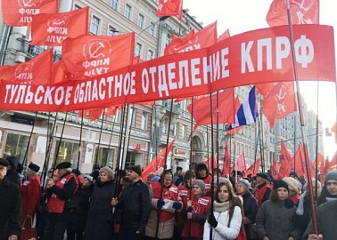 Тульские коммунисты приняли участие  в праздничной демонстрации в Москве